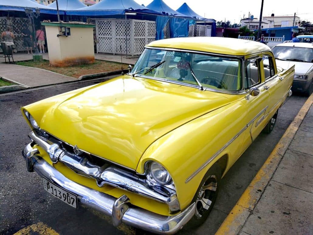 Gelber Oldtimer Kuba